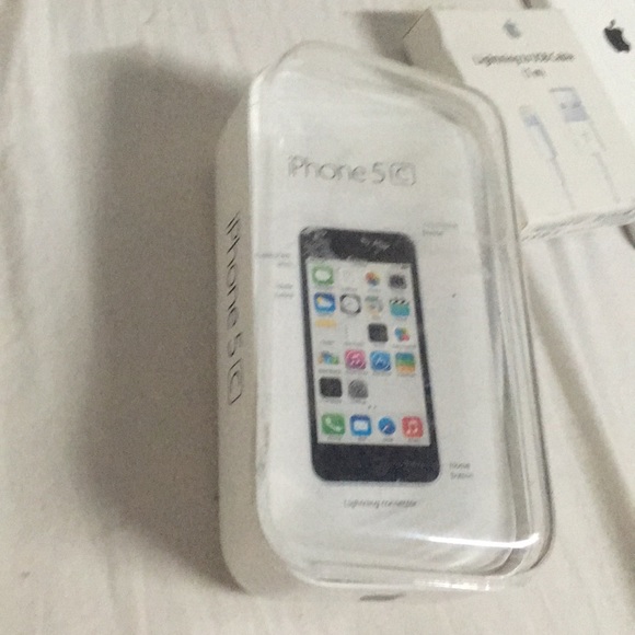 iPhone 5c and other parts to free one usb charger - Picture 7 of 8